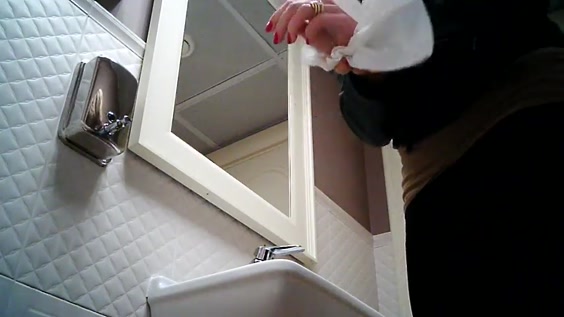 poimel-krasavitsu-v-tualete-foto-russkih-golih
